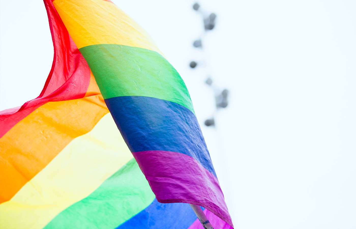 Wehende LGBTQ+ Fahne