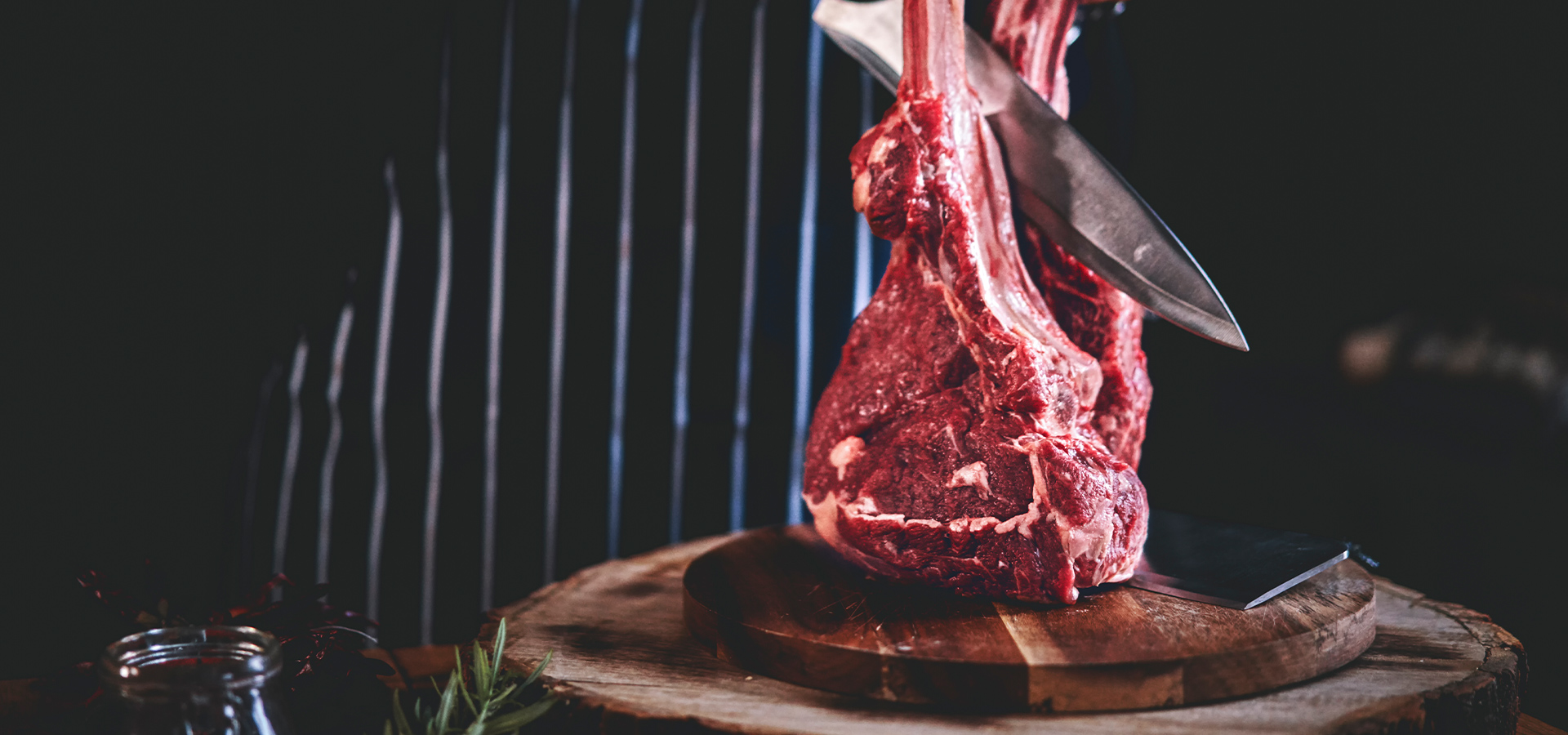Rohes Fleisch auf Brett wird mit Messer halbiert