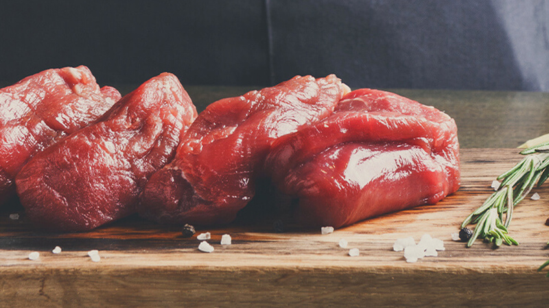Rohes Fleisch auf Brett mit Gewürzen