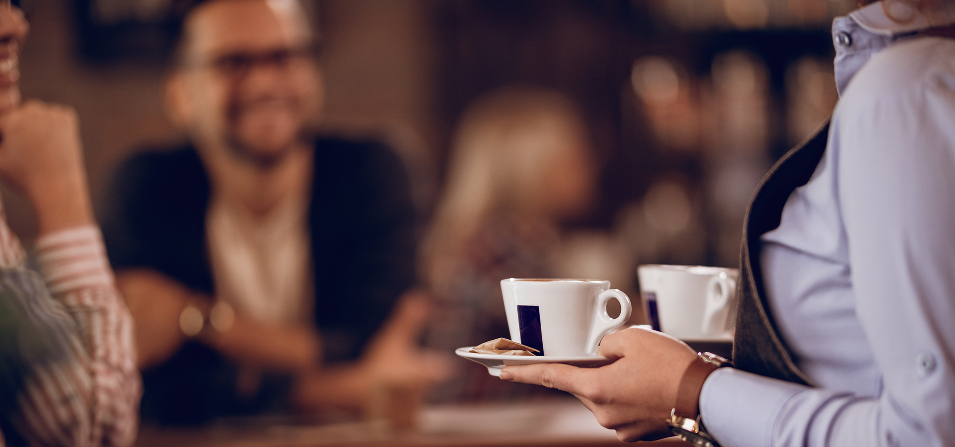 Frau hat je einen Kaffeebecher in ihren Händen