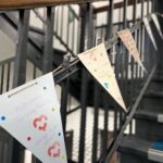 Nahaufnahme einer Wimpelkette an einem Treppengeländer