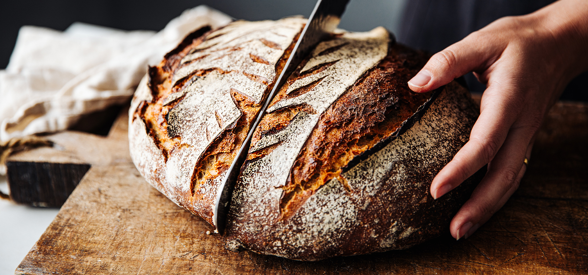 Frisches Brot wird in der Mitte durchgeschnitten