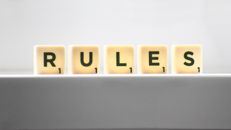 Scrabble-Buchstaben zeigen "R U L E S"